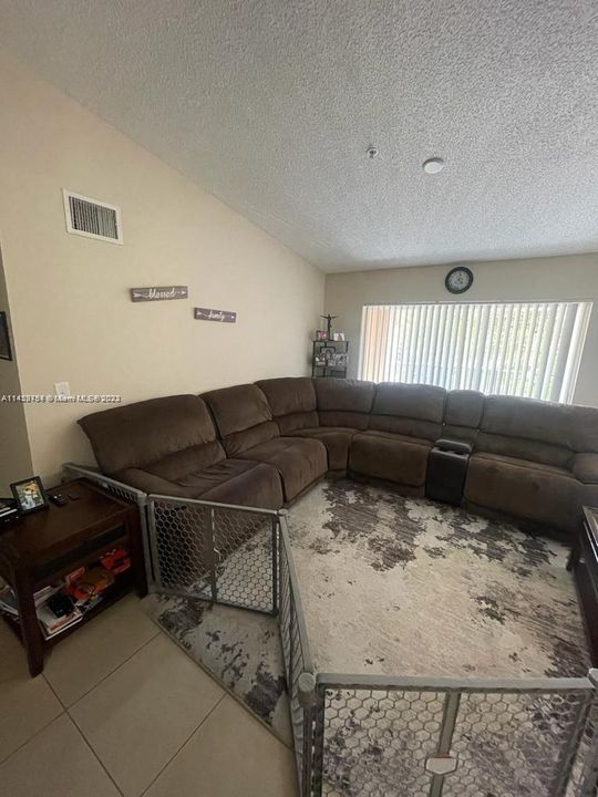 Recently Rented: $2,200 (2 beds, 2 baths, 966 Square Feet)