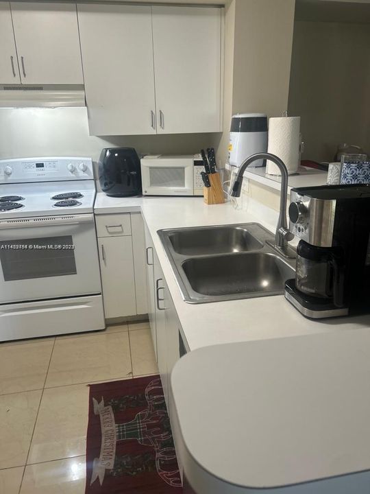 Recently Rented: $2,200 (2 beds, 2 baths, 966 Square Feet)