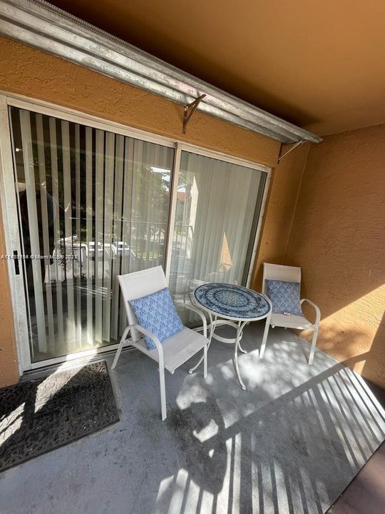 Recently Rented: $2,200 (2 beds, 2 baths, 966 Square Feet)