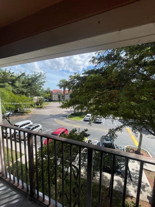 Recently Rented: $2,200 (2 beds, 2 baths, 966 Square Feet)