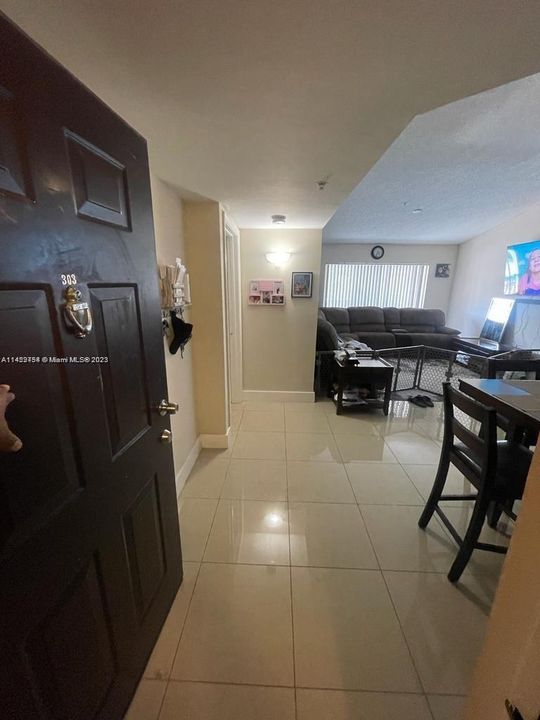 Recently Rented: $2,200 (2 beds, 2 baths, 966 Square Feet)