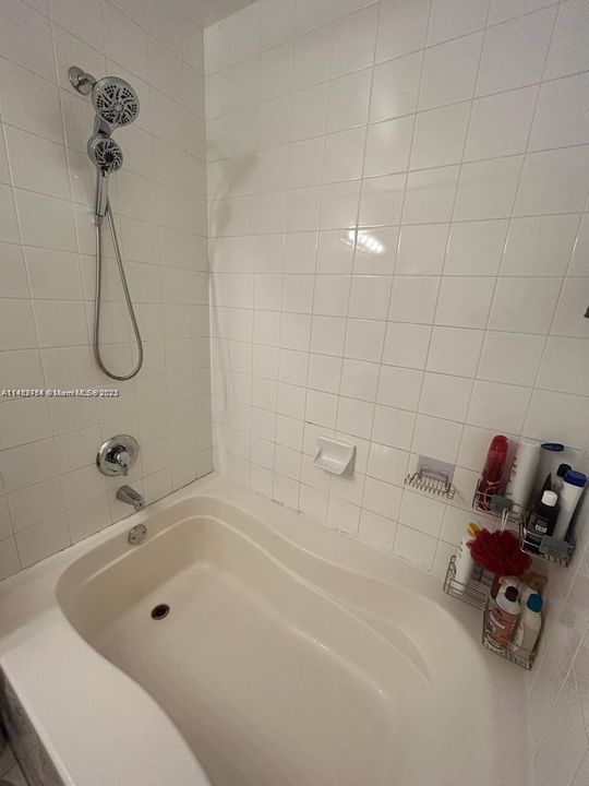 Recently Rented: $2,200 (2 beds, 2 baths, 966 Square Feet)