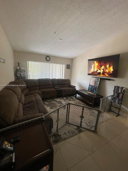 Recently Rented: $2,200 (2 beds, 2 baths, 966 Square Feet)