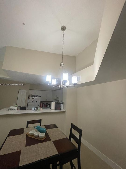 Recently Rented: $2,200 (2 beds, 2 baths, 966 Square Feet)