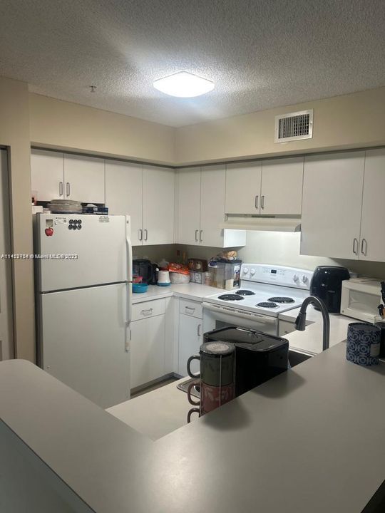 Recently Rented: $2,200 (2 beds, 2 baths, 966 Square Feet)