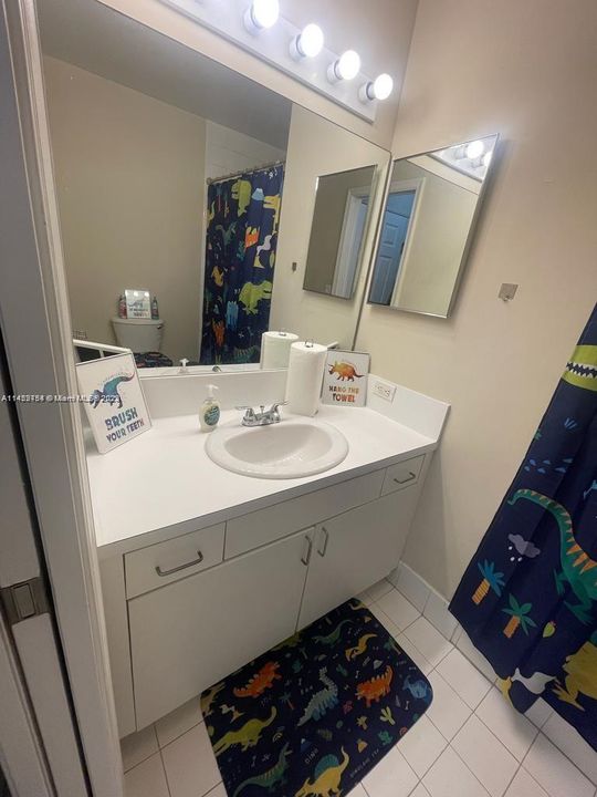 Recently Rented: $2,200 (2 beds, 2 baths, 966 Square Feet)