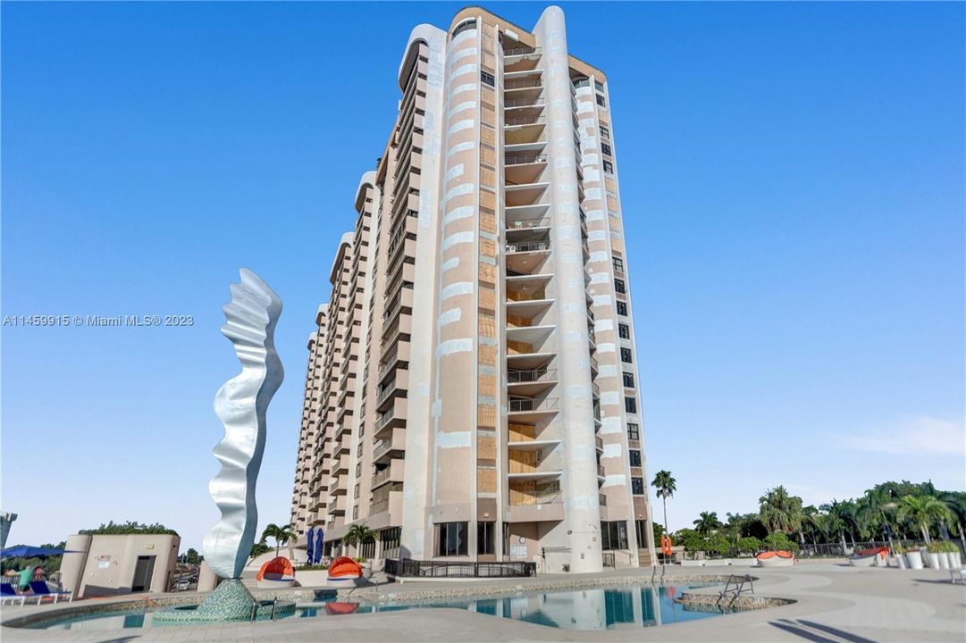 Recently Rented: $4,400 (2 beds, 3 baths, 1950 Square Feet)