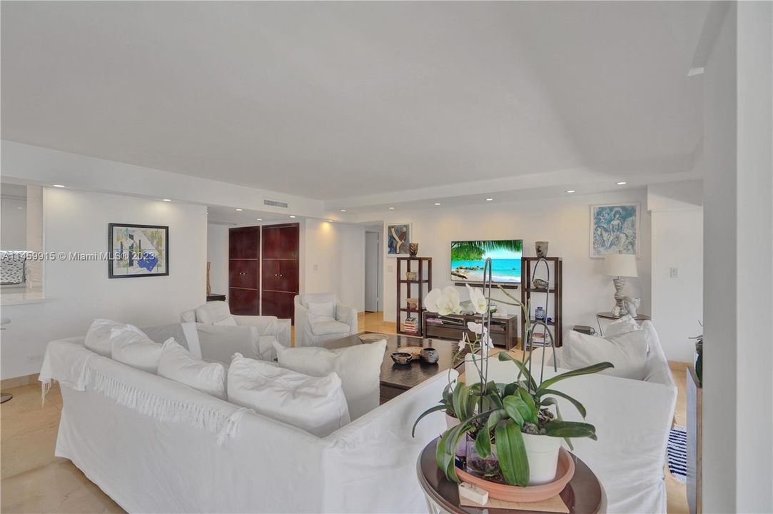 Recently Rented: $4,400 (2 beds, 3 baths, 1950 Square Feet)