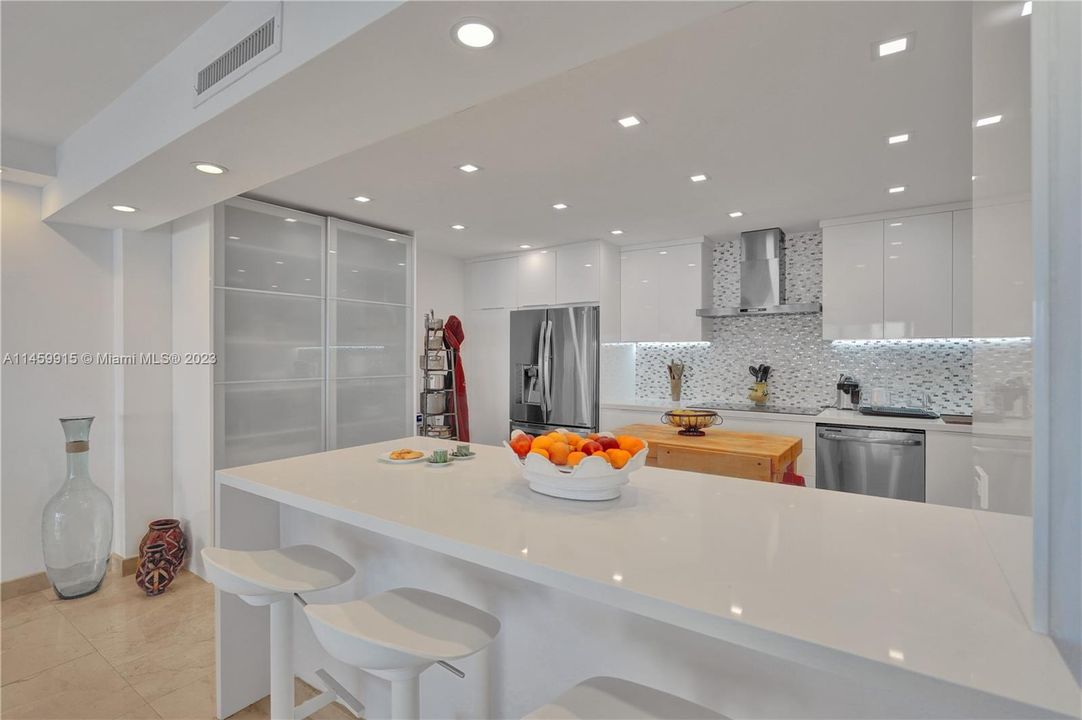 Recently Rented: $4,400 (2 beds, 3 baths, 1950 Square Feet)