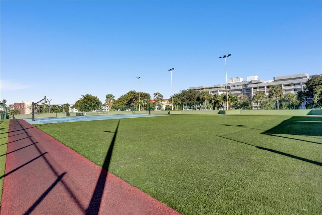 Recently Rented: $4,400 (2 beds, 3 baths, 1950 Square Feet)