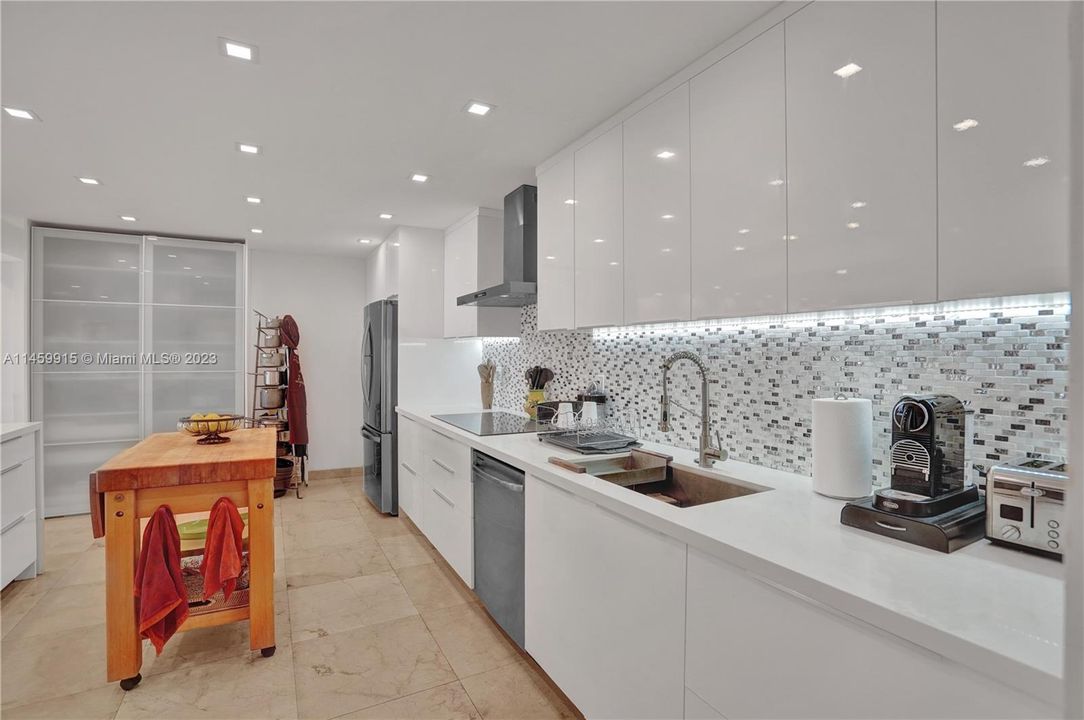 Recently Rented: $4,400 (2 beds, 3 baths, 1950 Square Feet)