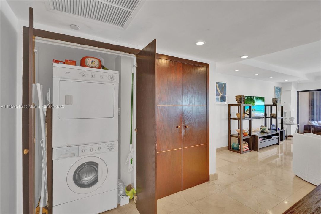 Recently Rented: $4,400 (2 beds, 3 baths, 1950 Square Feet)