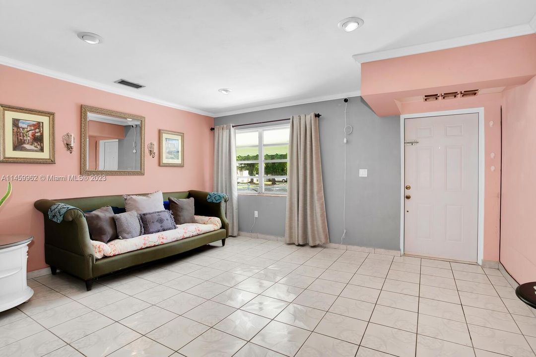 Vendido Recientemente: $599,000 (2 camas, 1 baños, 2776 Pies cuadrados)