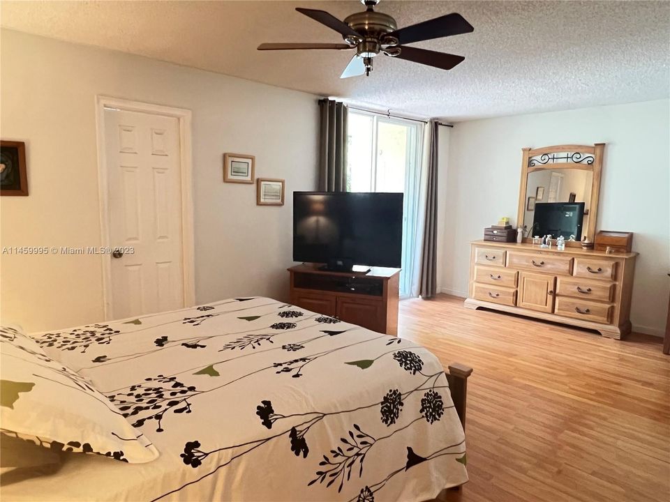 Recently Sold: $500,000 (2 beds, 2 baths, 1696 Square Feet)