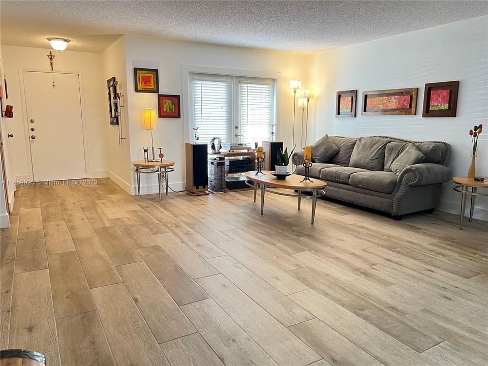 Recently Sold: $500,000 (2 beds, 2 baths, 1696 Square Feet)