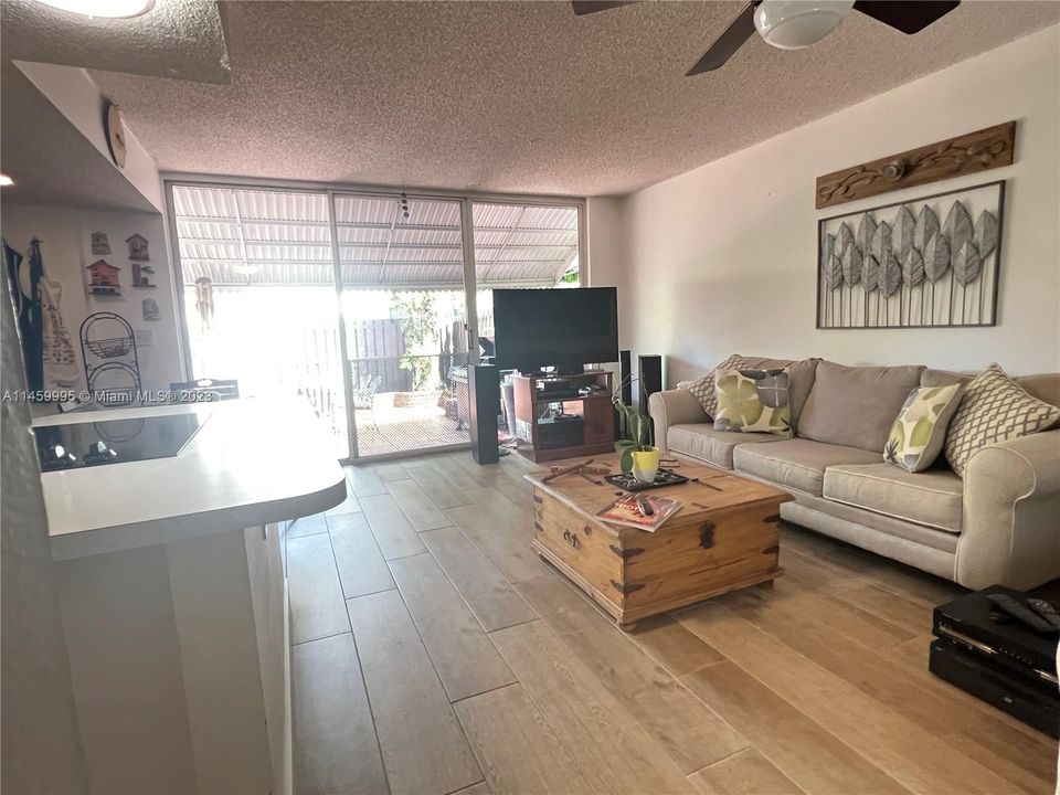 Recently Sold: $500,000 (2 beds, 2 baths, 1696 Square Feet)