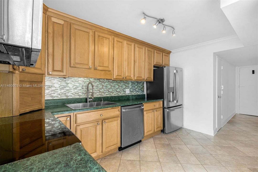 Recently Sold: $1,550,000 (2 beds, 2 baths, 1875 Square Feet)