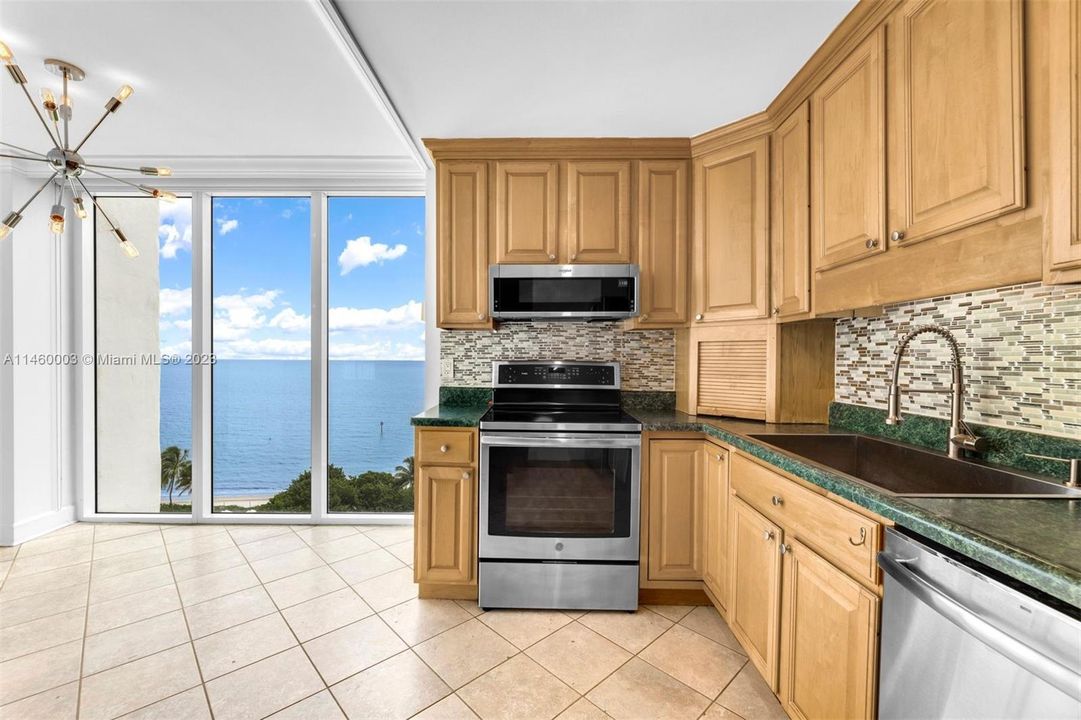 Recently Sold: $1,550,000 (2 beds, 2 baths, 1875 Square Feet)