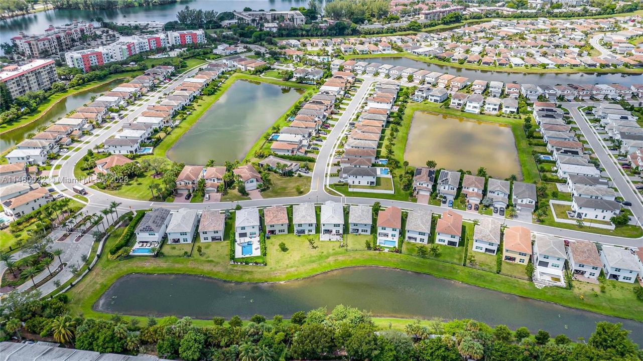 Недавно продано: $715,000 (4 спален, 2 ванн, 2322 Квадратных фут)