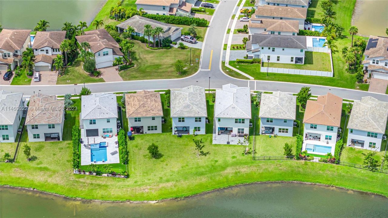 Недавно продано: $715,000 (4 спален, 2 ванн, 2322 Квадратных фут)