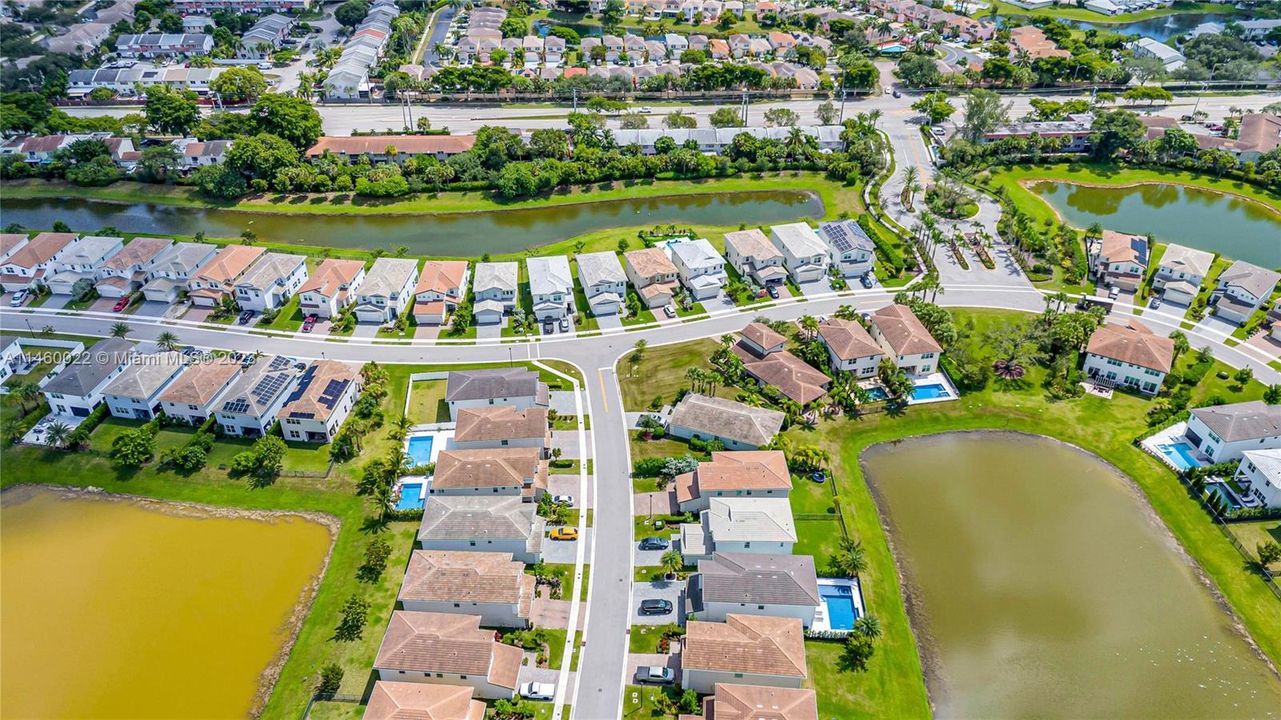 Недавно продано: $715,000 (4 спален, 2 ванн, 2322 Квадратных фут)