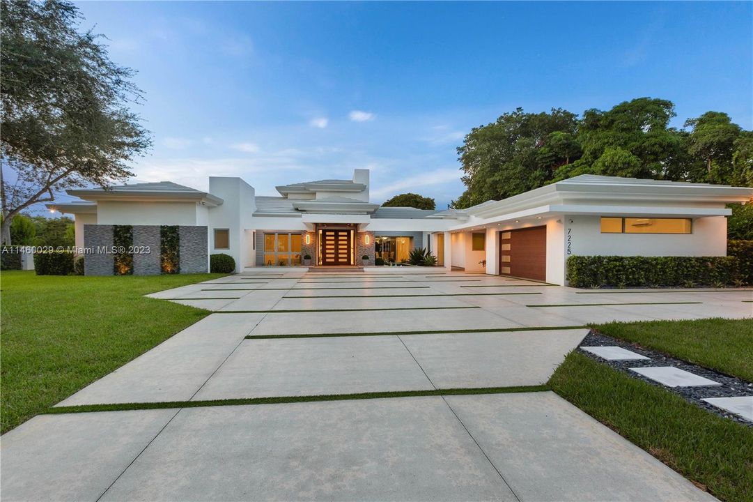 Recently Sold: $6,398,000 (6 beds, 6 baths, 6472 Square Feet)