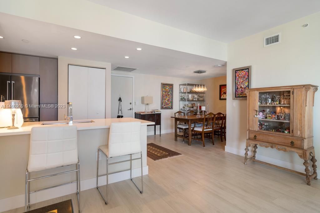 Recently Rented: $3,750 (2 beds, 2 baths, 1075 Square Feet)