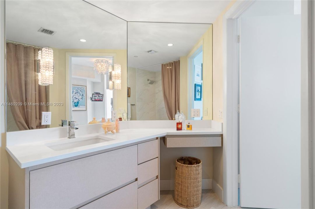 Recently Rented: $3,750 (2 beds, 2 baths, 1075 Square Feet)