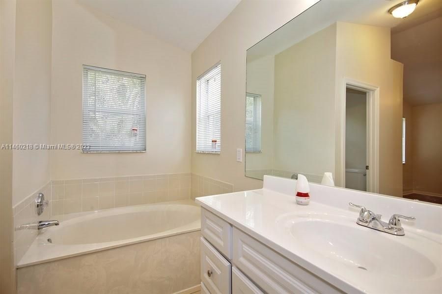 Недавно арендовано: $3,420 (4 спален, 2 ванн, 2015 Квадратных фут)