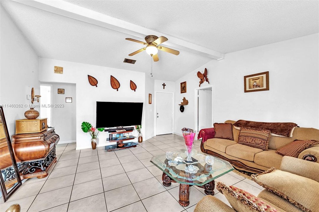 Recently Sold: $360,000 (3 beds, 2 baths, 1218 Square Feet)