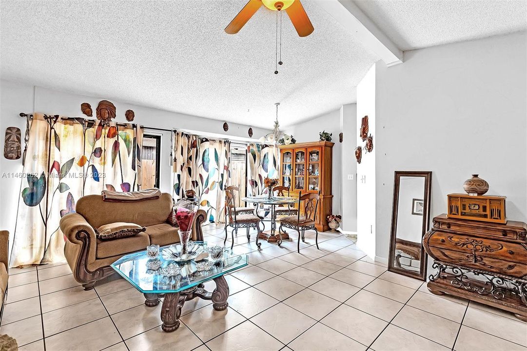 Recently Sold: $360,000 (3 beds, 2 baths, 1218 Square Feet)