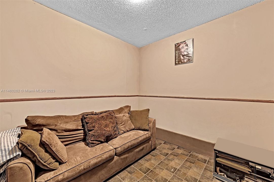 Recently Sold: $360,000 (3 beds, 2 baths, 1218 Square Feet)