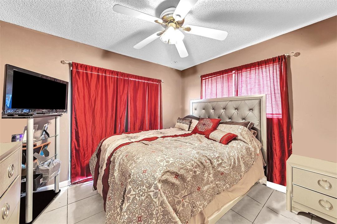 Recently Sold: $360,000 (3 beds, 2 baths, 1218 Square Feet)