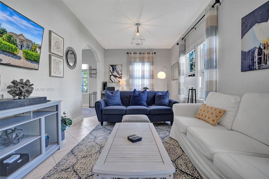 Recently Sold: $1,225,000 (2 beds, 1 baths, 890 Square Feet)