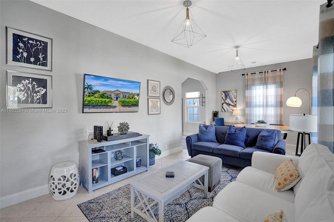 Recently Sold: $1,225,000 (2 beds, 1 baths, 890 Square Feet)