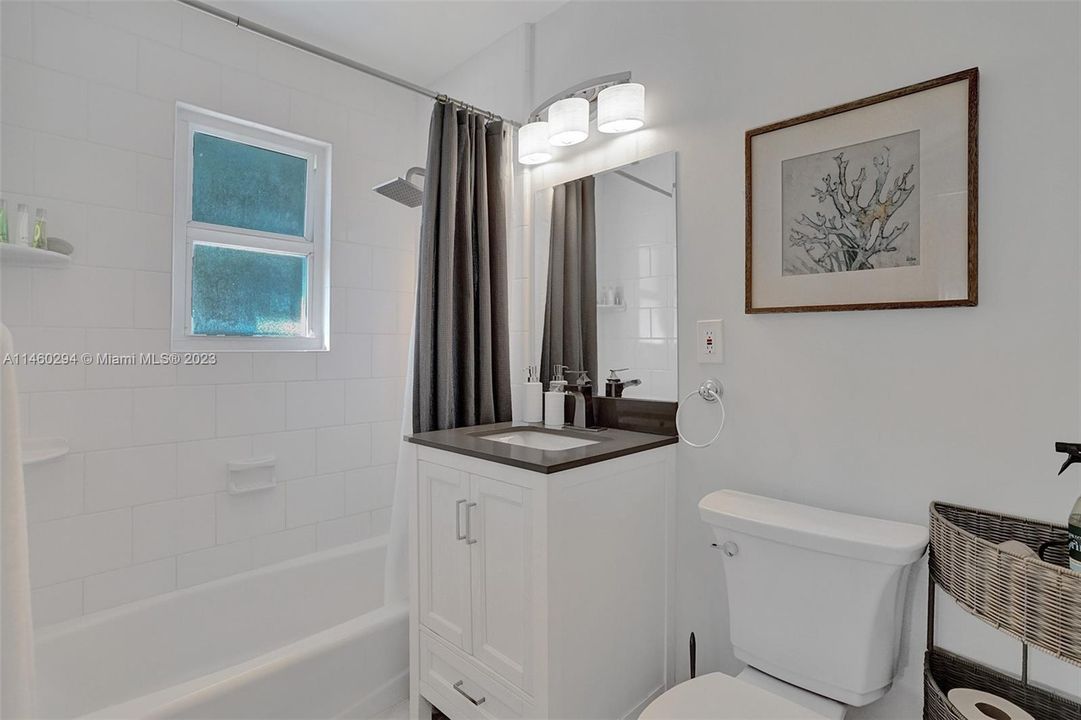 Recently Sold: $1,225,000 (2 beds, 1 baths, 890 Square Feet)