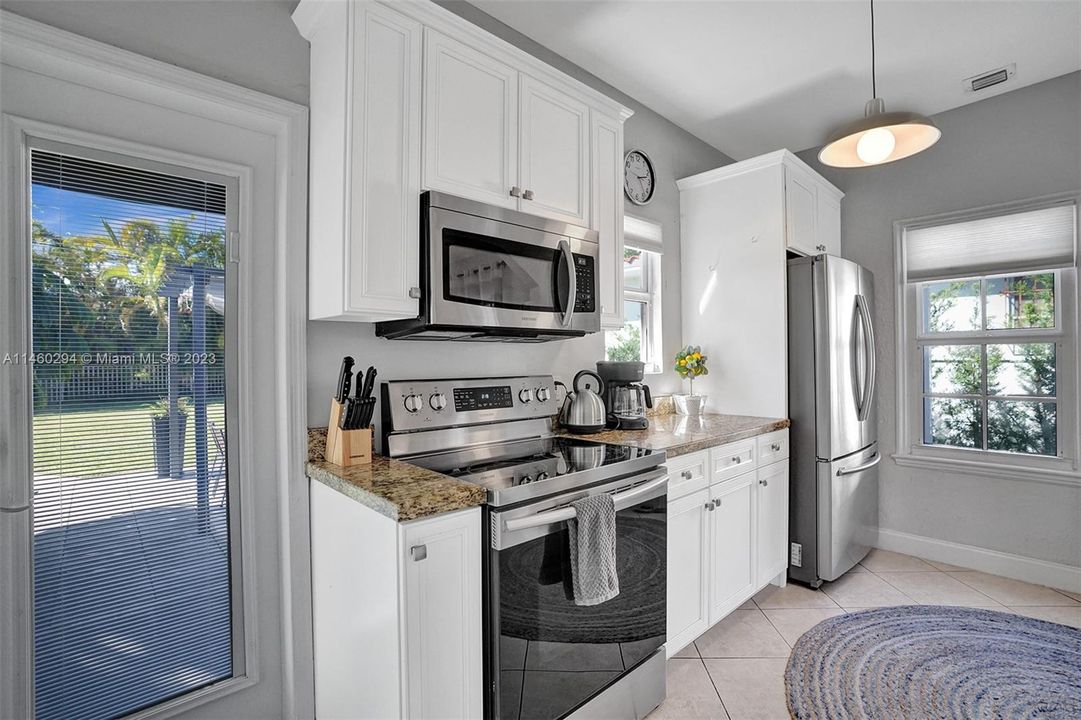Recently Sold: $1,225,000 (2 beds, 1 baths, 890 Square Feet)