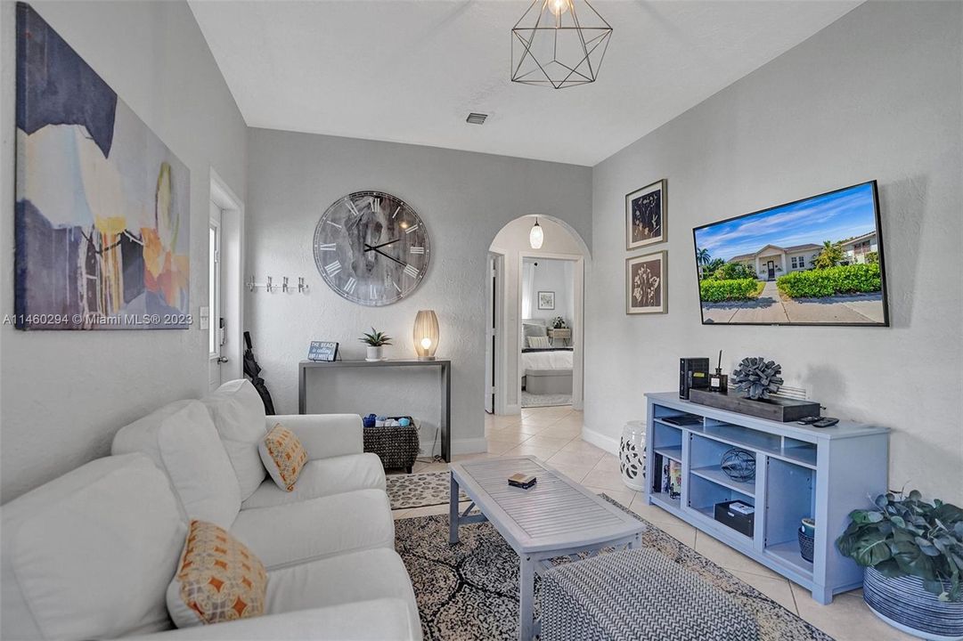 Recently Sold: $1,225,000 (2 beds, 1 baths, 890 Square Feet)
