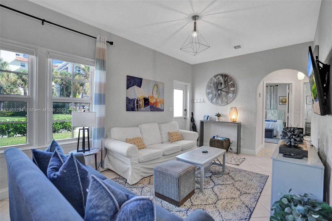 Recently Sold: $1,225,000 (2 beds, 1 baths, 890 Square Feet)