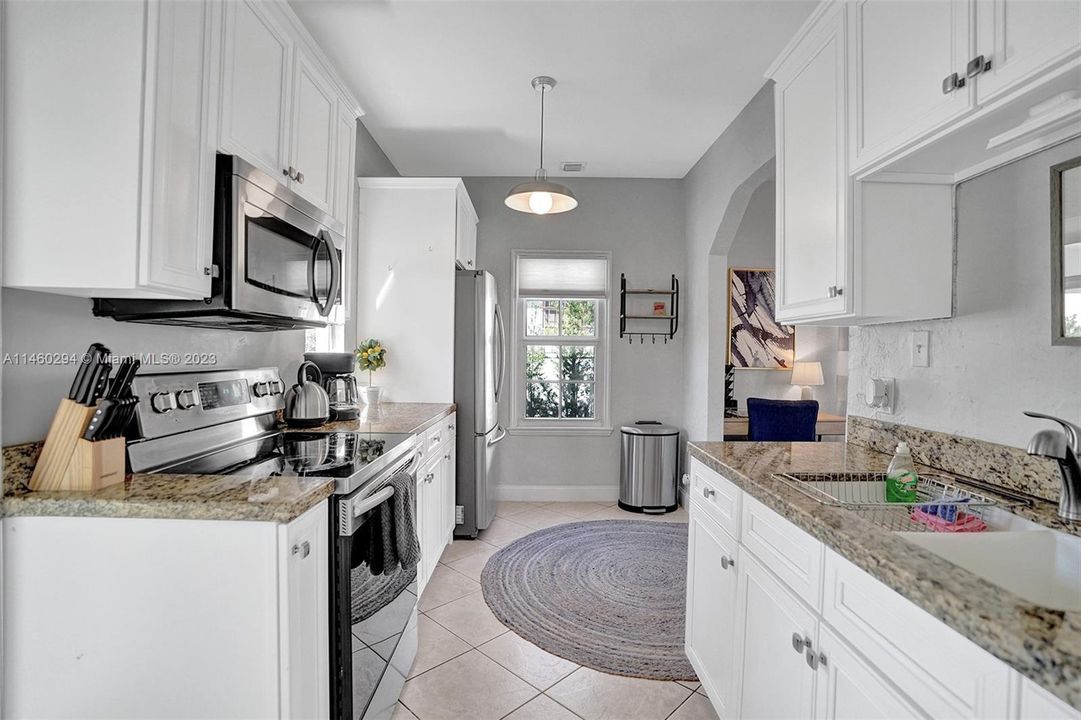 Recently Sold: $1,225,000 (2 beds, 1 baths, 890 Square Feet)