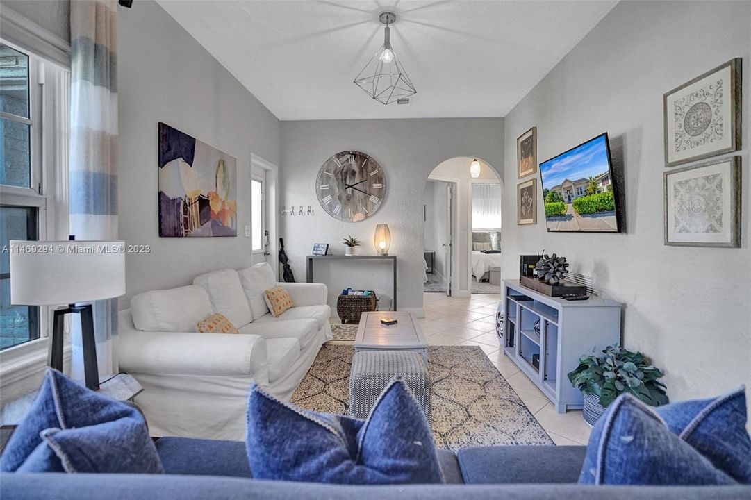 Recently Sold: $1,225,000 (2 beds, 1 baths, 890 Square Feet)