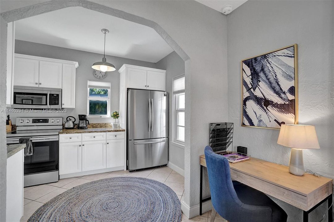 Recently Sold: $1,225,000 (2 beds, 1 baths, 890 Square Feet)