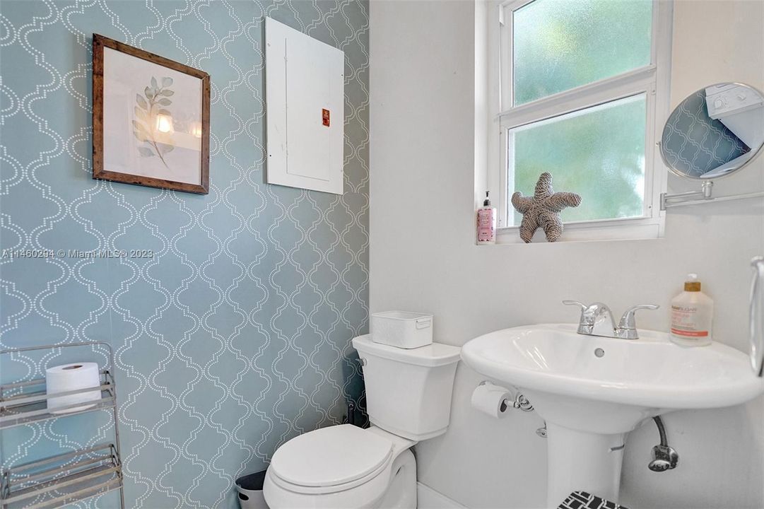 Recently Sold: $1,225,000 (2 beds, 1 baths, 890 Square Feet)