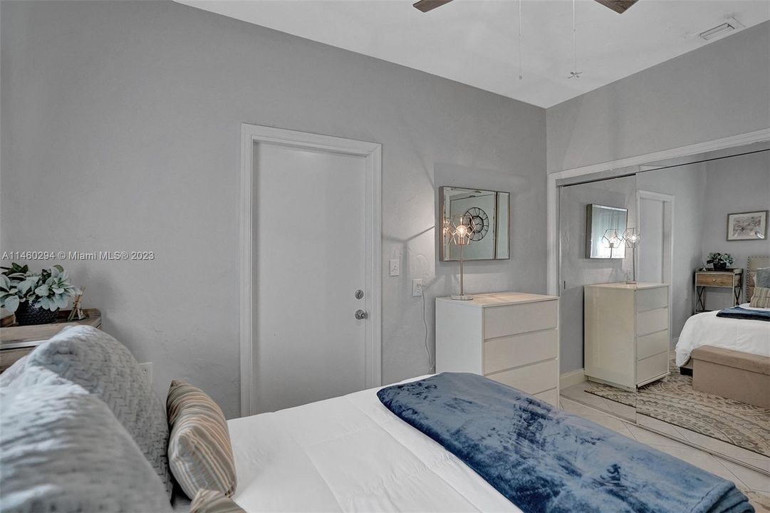 Recently Sold: $1,225,000 (2 beds, 1 baths, 890 Square Feet)