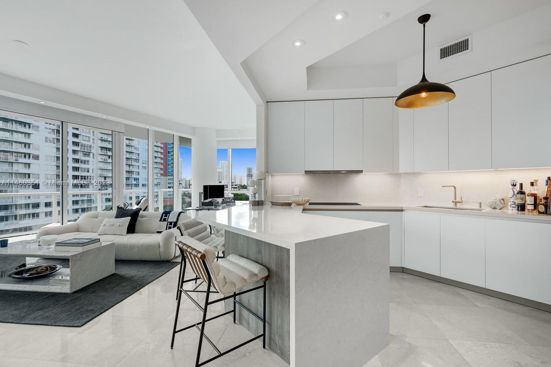 Recently Sold: $4,500,000 (2 beds, 2 baths, 1591 Square Feet)
