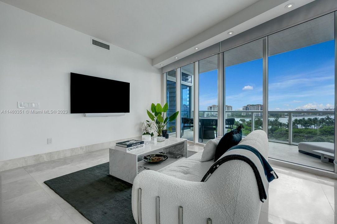 Recently Sold: $4,500,000 (2 beds, 2 baths, 1591 Square Feet)