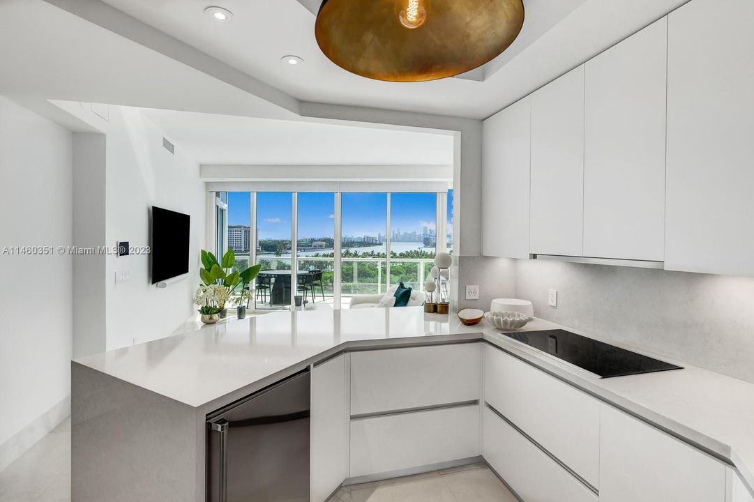 Recently Sold: $4,500,000 (2 beds, 2 baths, 1591 Square Feet)