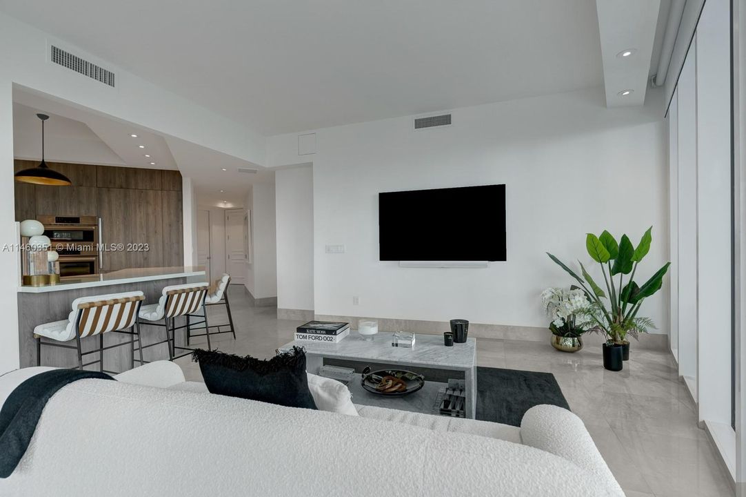 Recently Sold: $4,500,000 (2 beds, 2 baths, 1591 Square Feet)