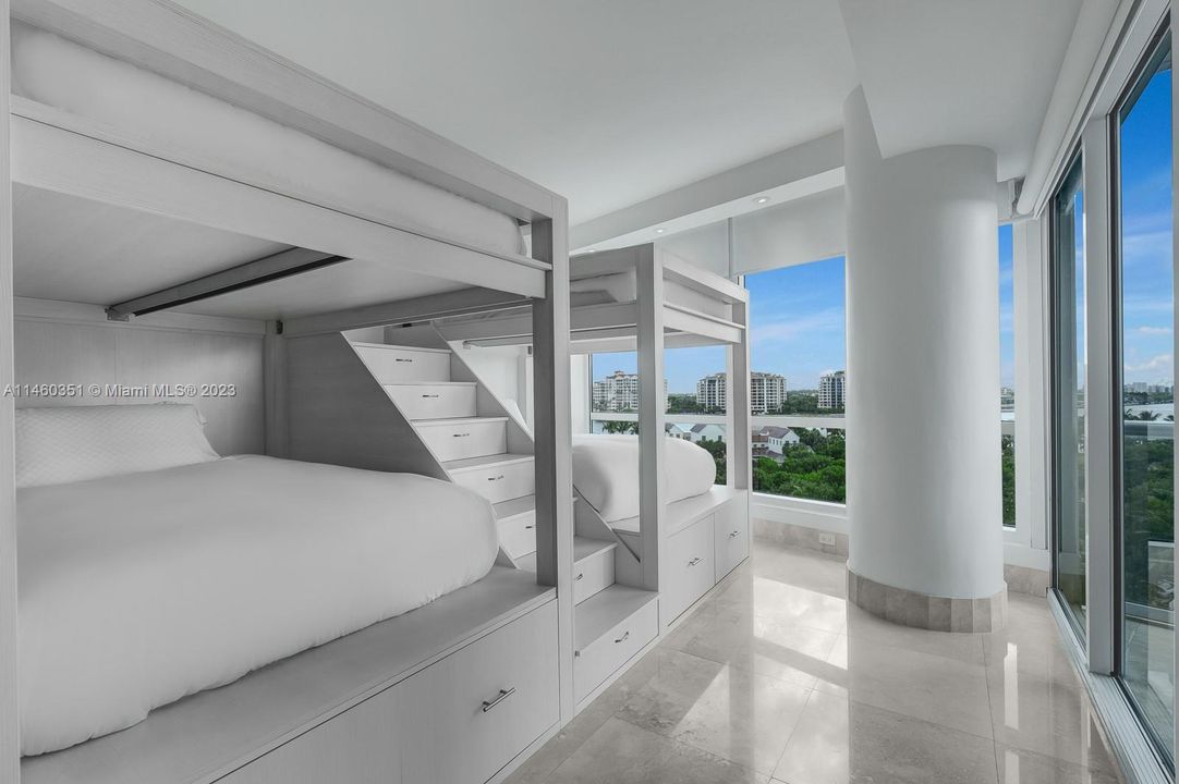 Recently Sold: $4,500,000 (2 beds, 2 baths, 1591 Square Feet)