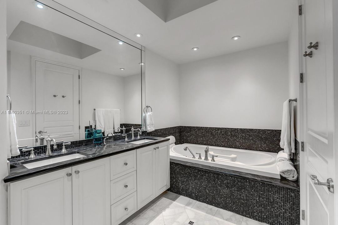 Recently Sold: $4,500,000 (2 beds, 2 baths, 1591 Square Feet)